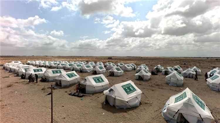 مركز الملك سلمان للإغاثة يوزع مساعدات إيوائية متنوعة على النازحين جراء الأحداث الأخيرة في عدة محافظات يمنية