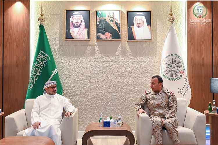 عاجل | في أول ظهور له .. طارق صالح يلتقي قائد القوات المشتركة بالرياض لبحث جاهزية الجبهات