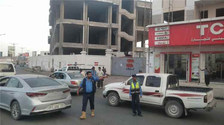 حملة ميدانية لشرطة السير بعدن لضبط المركبات المخالفة ورفع مستوى السلامة المرورية