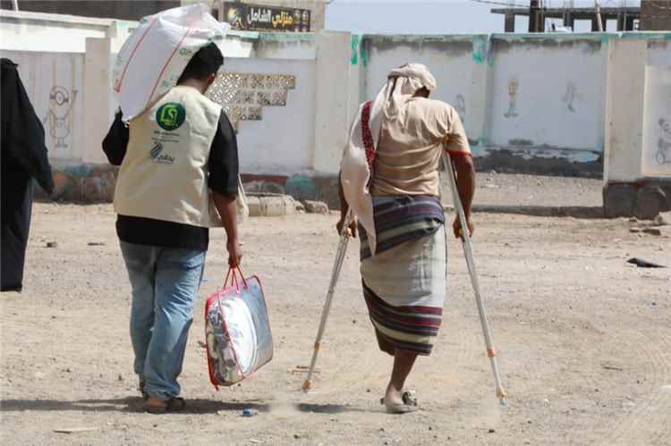 بتمويل من وقف الواقفين العالمية.. مؤسسة يماني توزع 400 سلة غذائية للنازحين في البريقة بعدن
