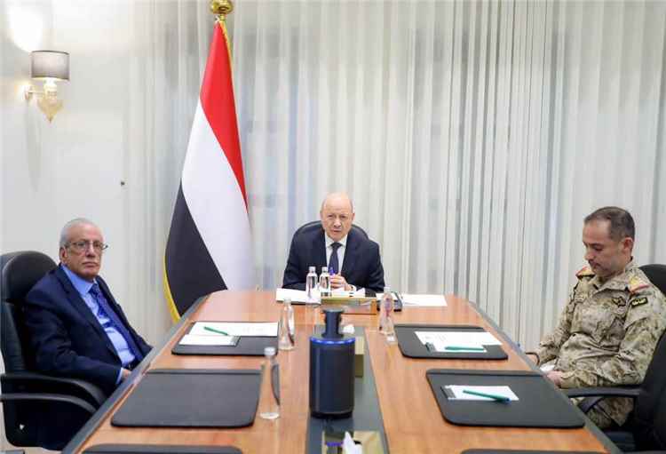 رئيس مجلس القيادة يشيد بكفاءة القوات المسلحة ويوجه بتسريع تنفيذ قراري العودة الآمنة والتعبئة العامة