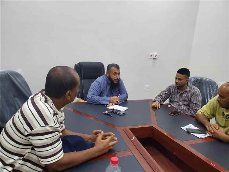 مدير عام التواهي يلتقي اللجنة الإشرافية لمتابعة شؤون المياه ويبحث تعزيز استقرار الخدمة بالمديرية