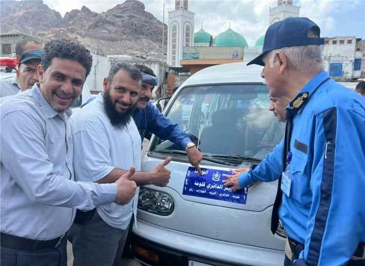 مدير عام مكتب النقل بعدن: لواصق تحديد خطوط سير الباصات مجانية ولا صحة لفرض رسوم عليها