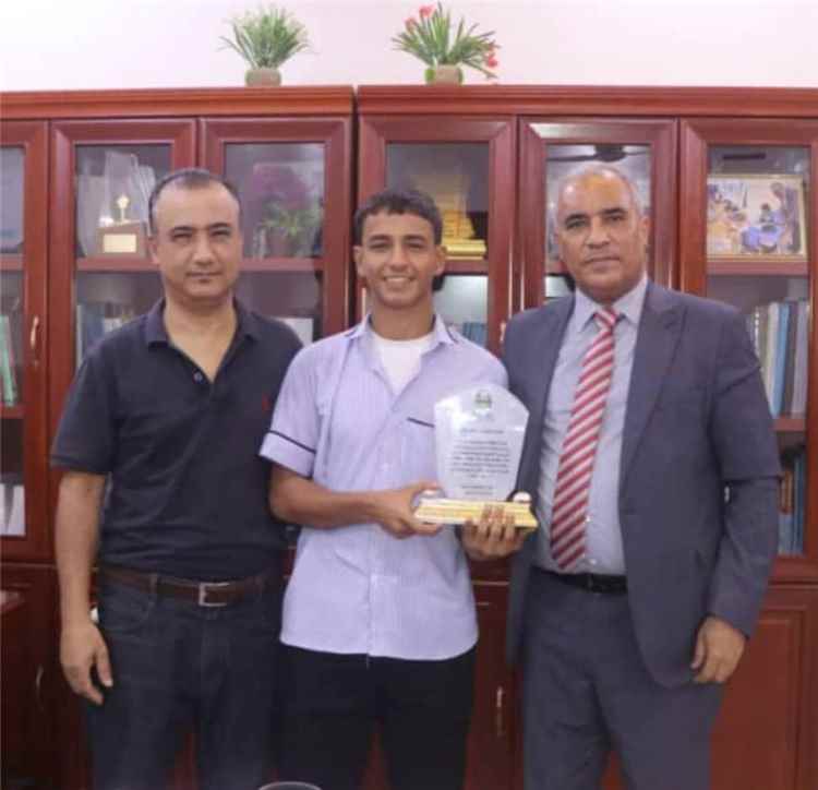 وزير التربية العبادي يكرم بطل أولمبياد العلوم الدولية أيهم عبد الحكيم بدرع التميز