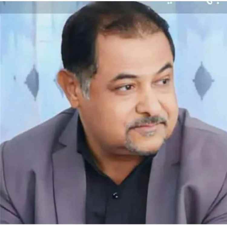 مدير مكتب الإعلام في مديرية لودر يعزي آل اقبال في وفاة المهندس عمر صالح اقبال