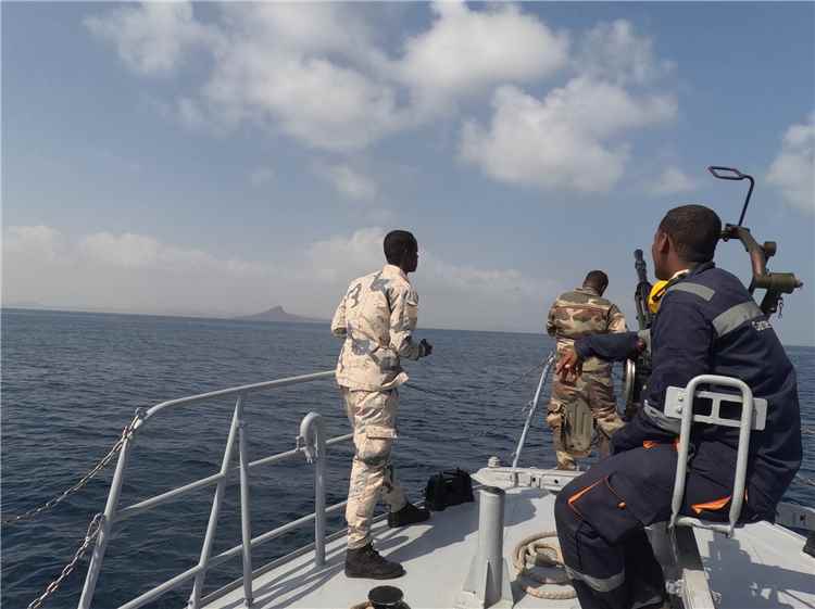 قائد خفر السواحل اليمنية: سفن تهريب الحوثيين لم تعد تخفي تحركاتها في البحر الأحمر
