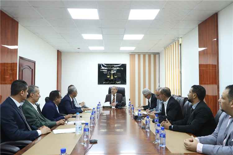 رئيس مجلس القضاء الأعلى يلتقي رؤساء المحاكم والنيابات الجزائية المتخصصة بعدن ويشدد على سرعة البت في القضايا