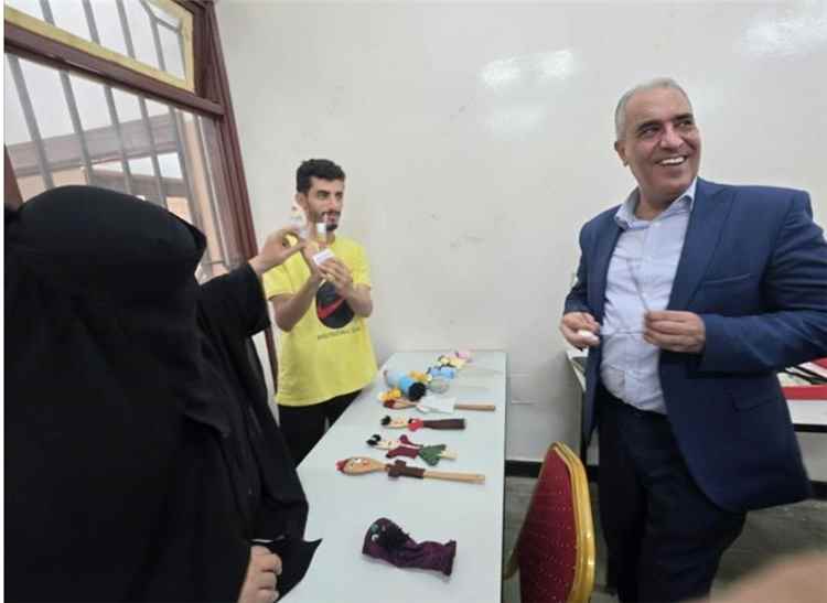 وزير التربية والتعليم يطلع على إبداعات طلاب تربية جامعة عدن في مسرح الدمى