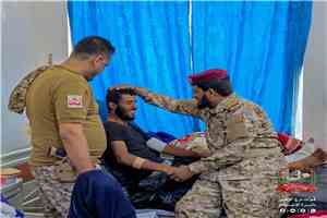 قائد الفرقة الثالثة يتفقد الجرحى ويشيد بتضحياتهم