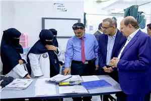 رئيس الوزراء يتفقد أوضاع الجرحى في مستشفى عبود العسكري بعدن